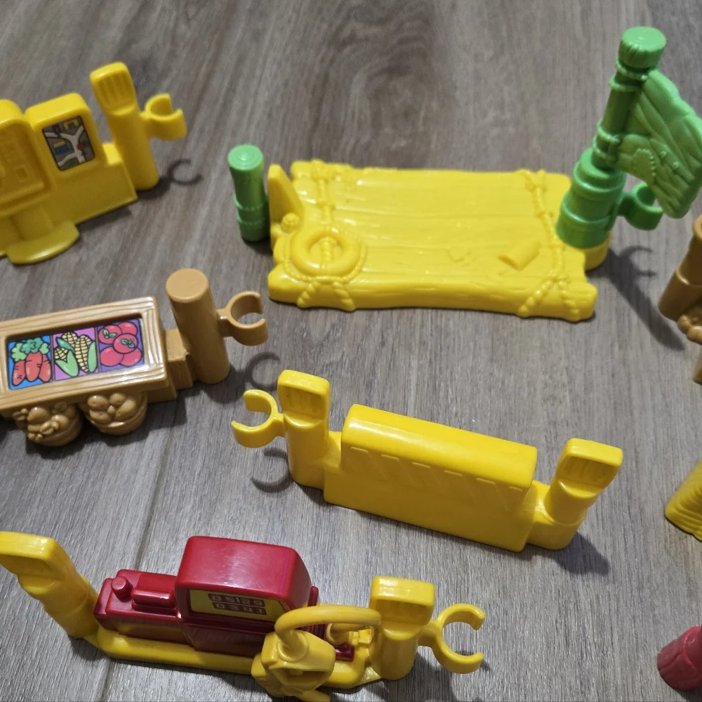 Mixed Lot of 9 fisher price little people assessories Farmer market stand